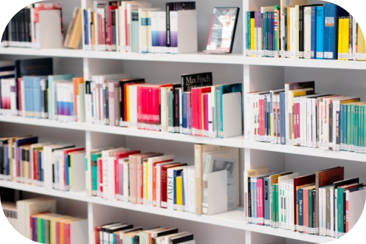 学習教材の多さ。大型の本棚いっぱいに書籍があります。